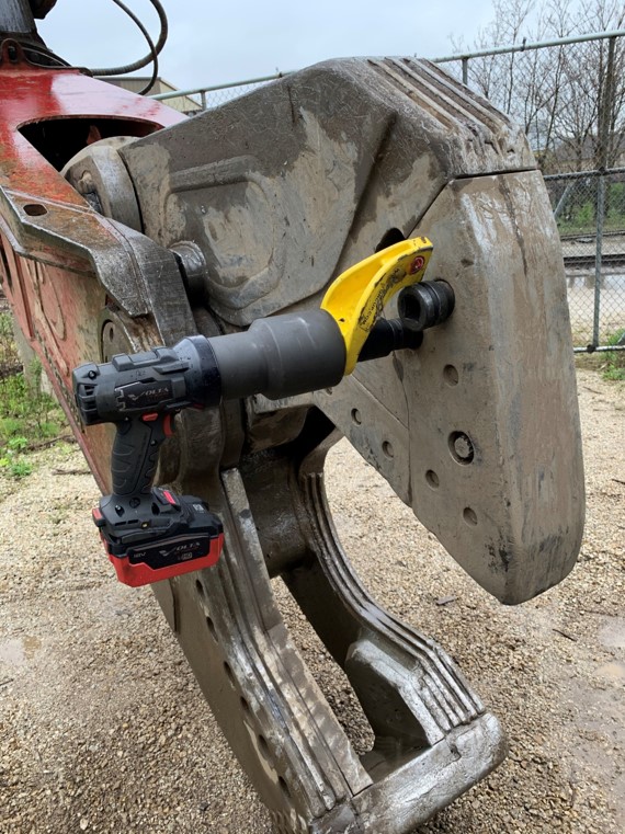 Example of a hand-held electric torque wrench working on a mobile shear blade